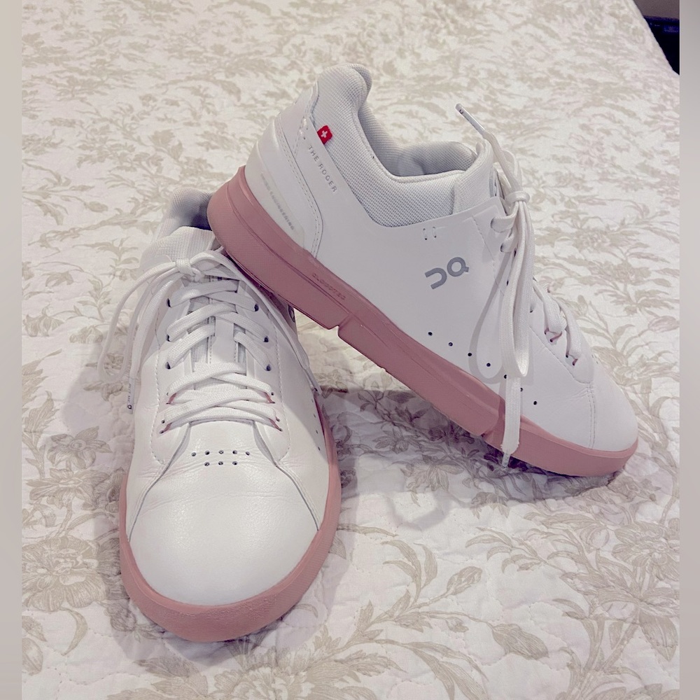 Women’s ~ on cloud The Roger Advantage size 10   Used - like new condition!